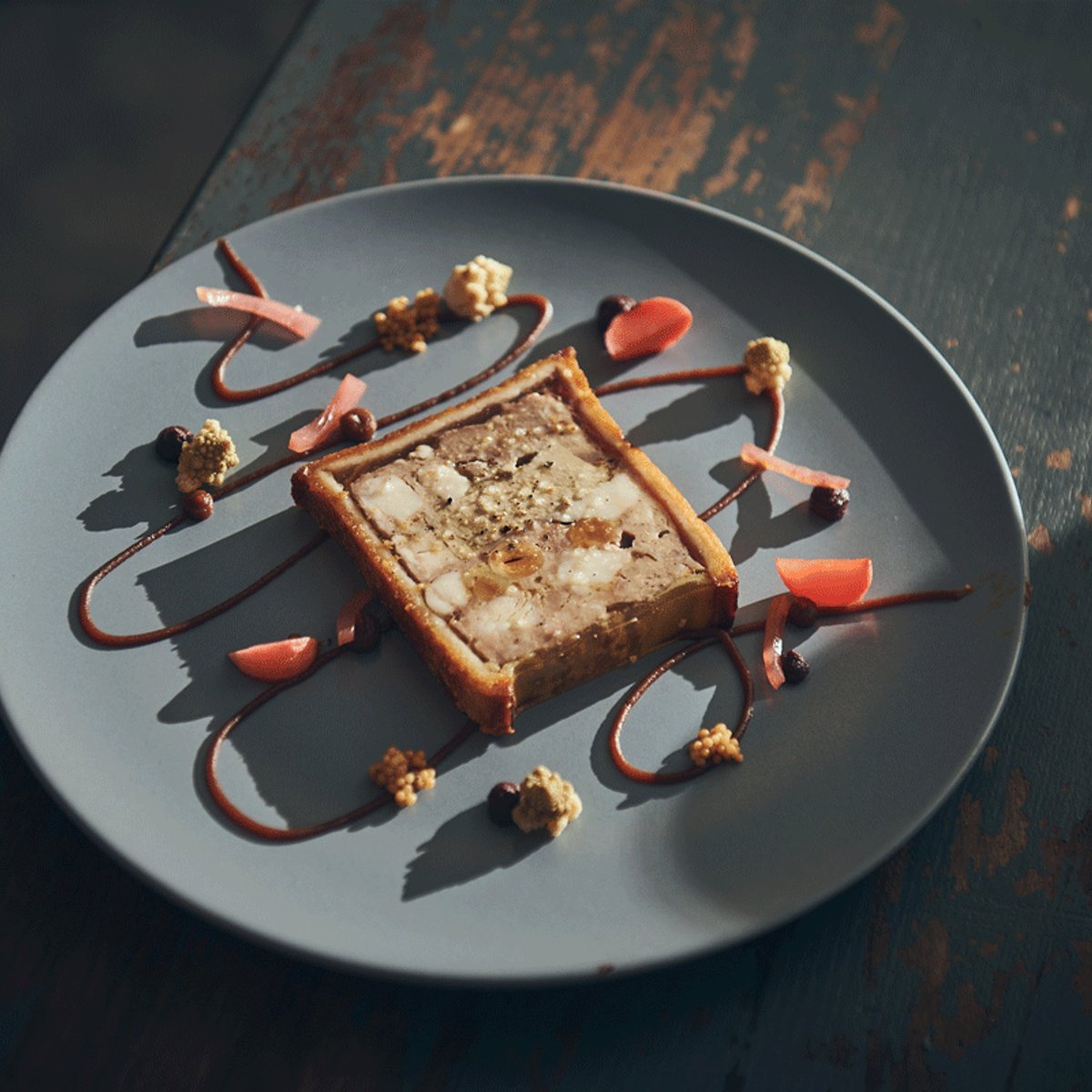 スイーツのマルティール通り近く、食事はビストロノミーのレヴァデで。