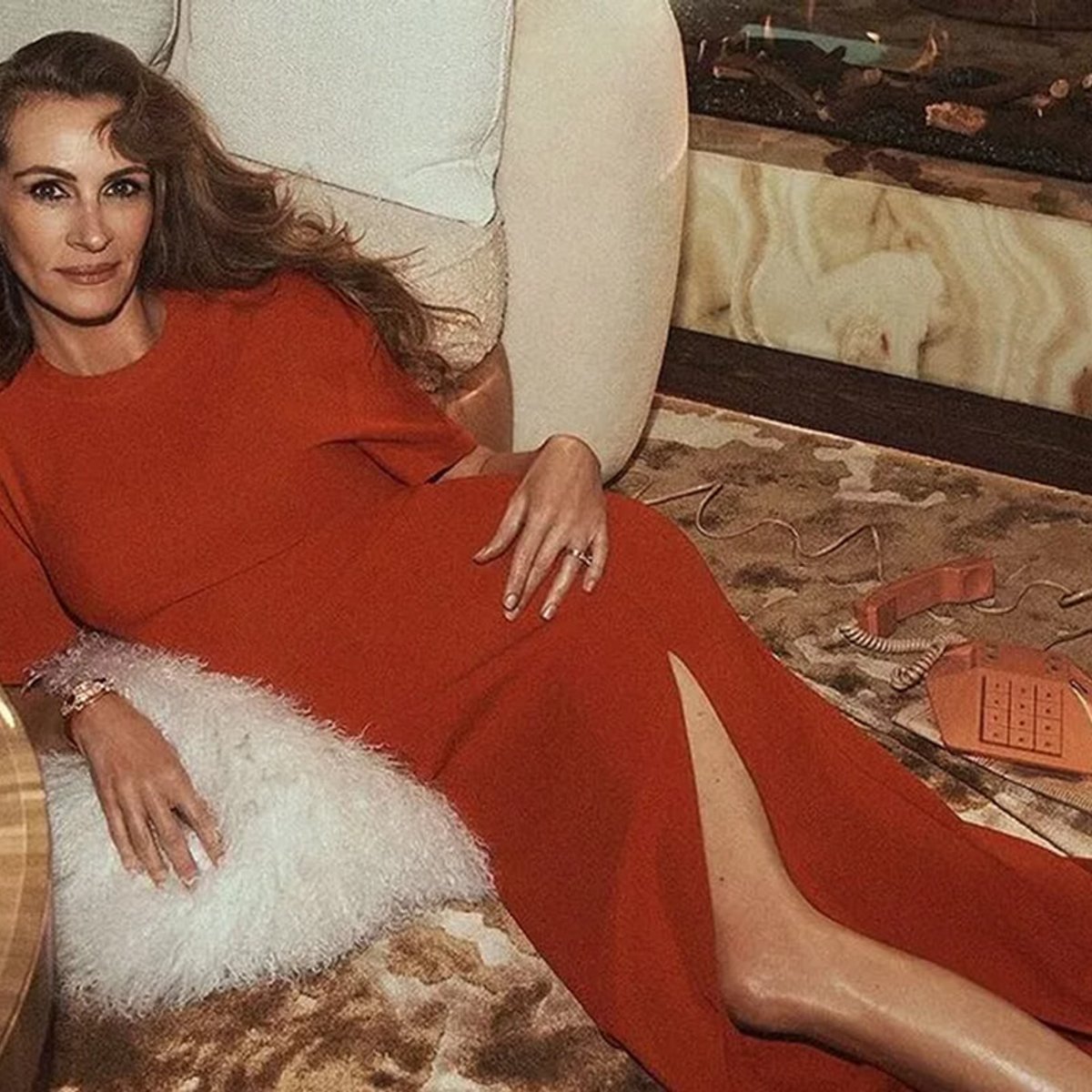 ジュリア・ロバーツの「無限の美脚」、雑誌の表紙を飾る。