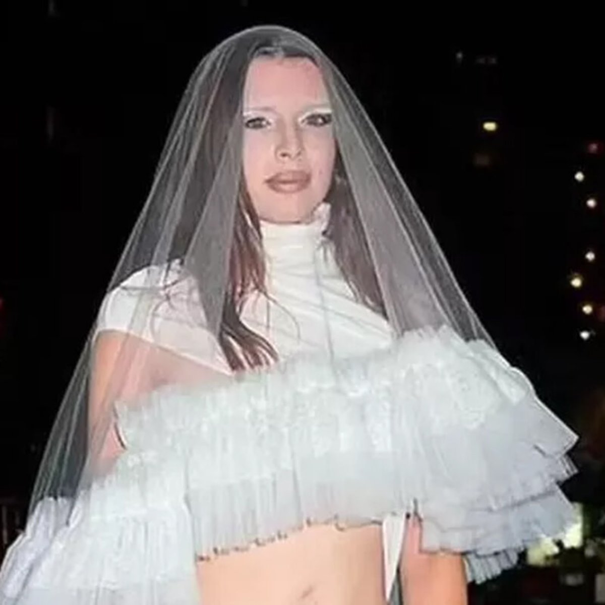 ジュリア・フォックスの「過激」なウェディングドレススタイルが話題に！