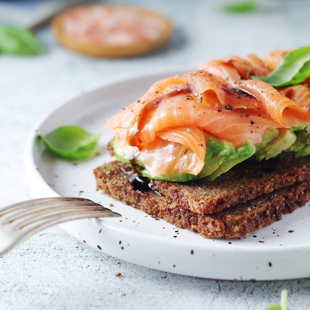 パーティの前菜に欠かせない、スモークサーモンに合うワインは？