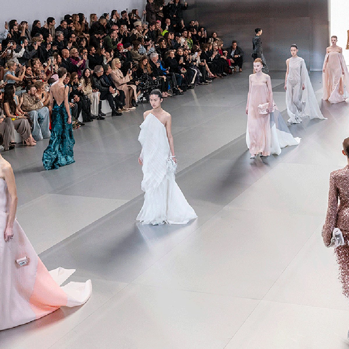 精密と情緒を表現した、フェンディ クチュールのフューチャリズム。