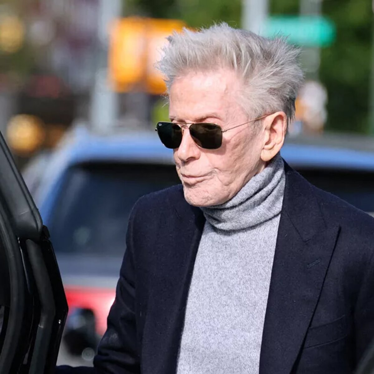 81歳のカルバン・クライン、46歳年下のボーイフレンドと仲良く歩く姿が目撃される。