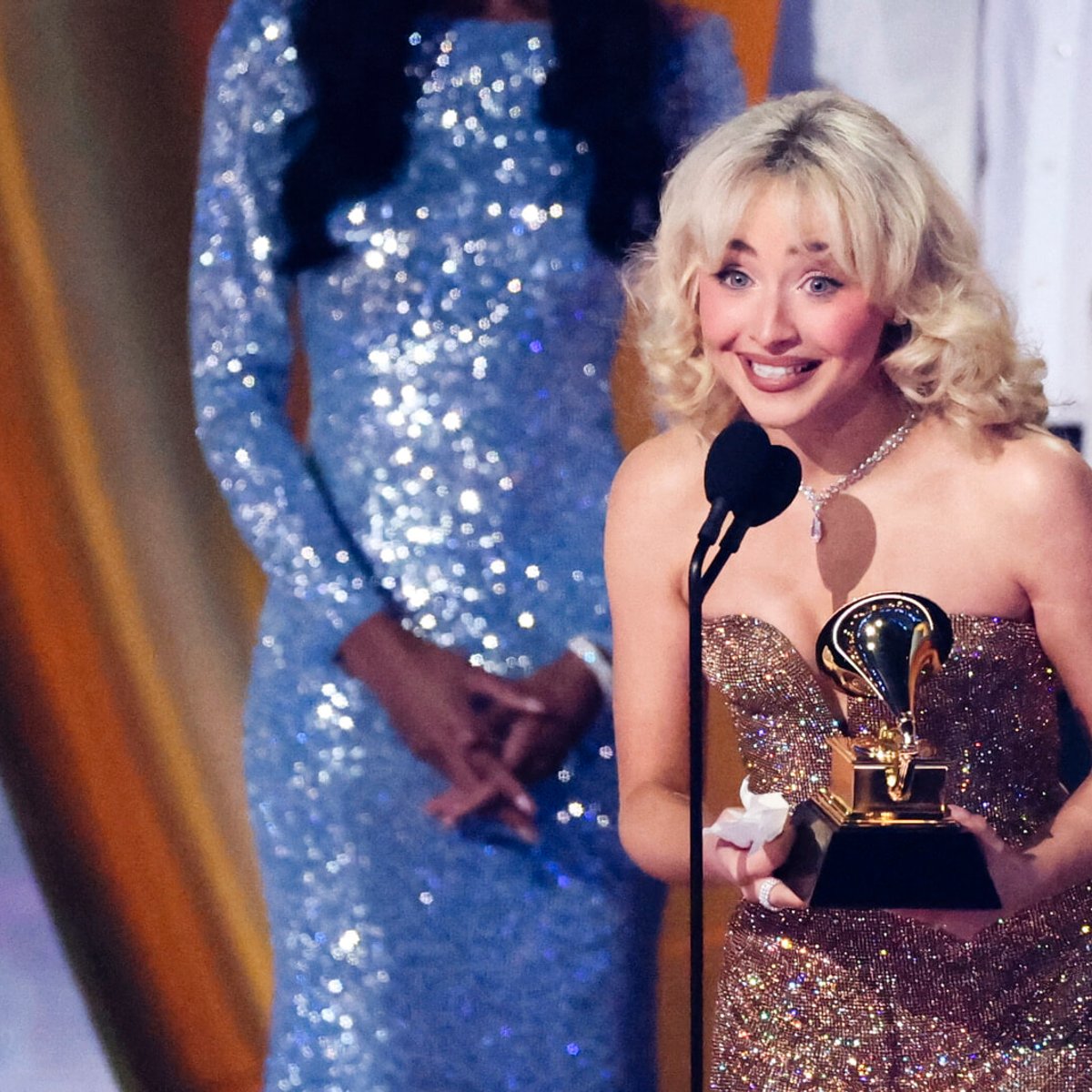 歌姫サブリナ・カーペンター、グラミー賞で「最優秀ポップ・ヴォーカル・アルバム」部門を受賞！セクシーで煌びやかな衣装に注目！