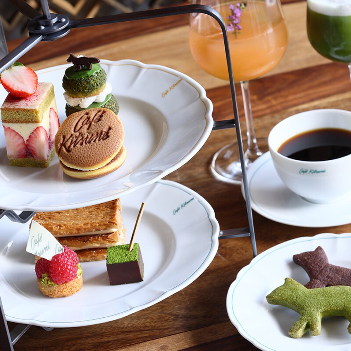 カフェ キツネコラボの和洋折衷なアフタヌーンティー。