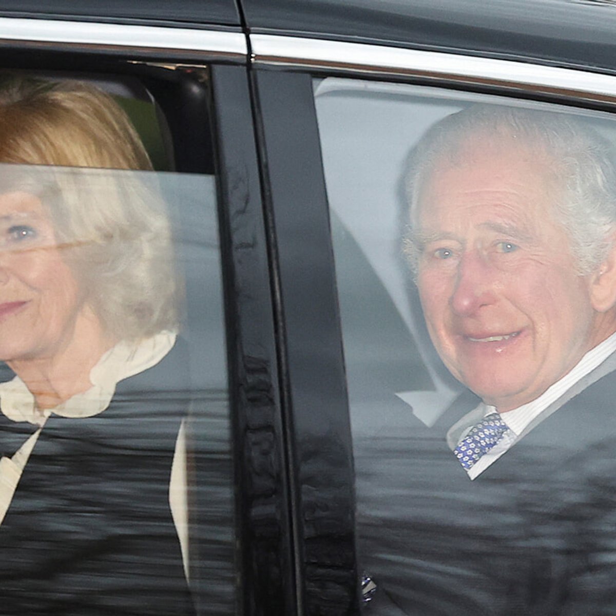 ガンを公表したチャールズ3世、ロンドンの自宅前で元気そうな笑顔を見せる。