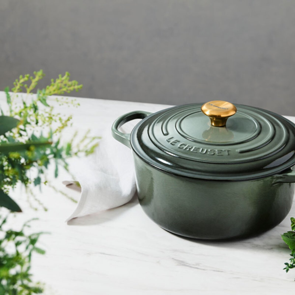 爽やかなハーブをイメージしたル・クルーゼの新色「タイム」。