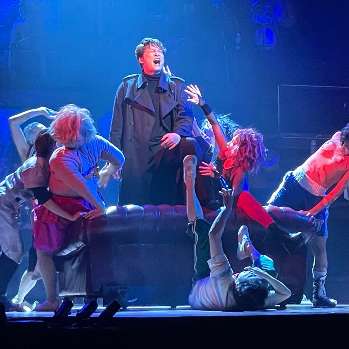 香取慎吾、「言葉の錬金術師」寺山修司に挑む！ 舞台『テラヤマキャバレー』が開幕。