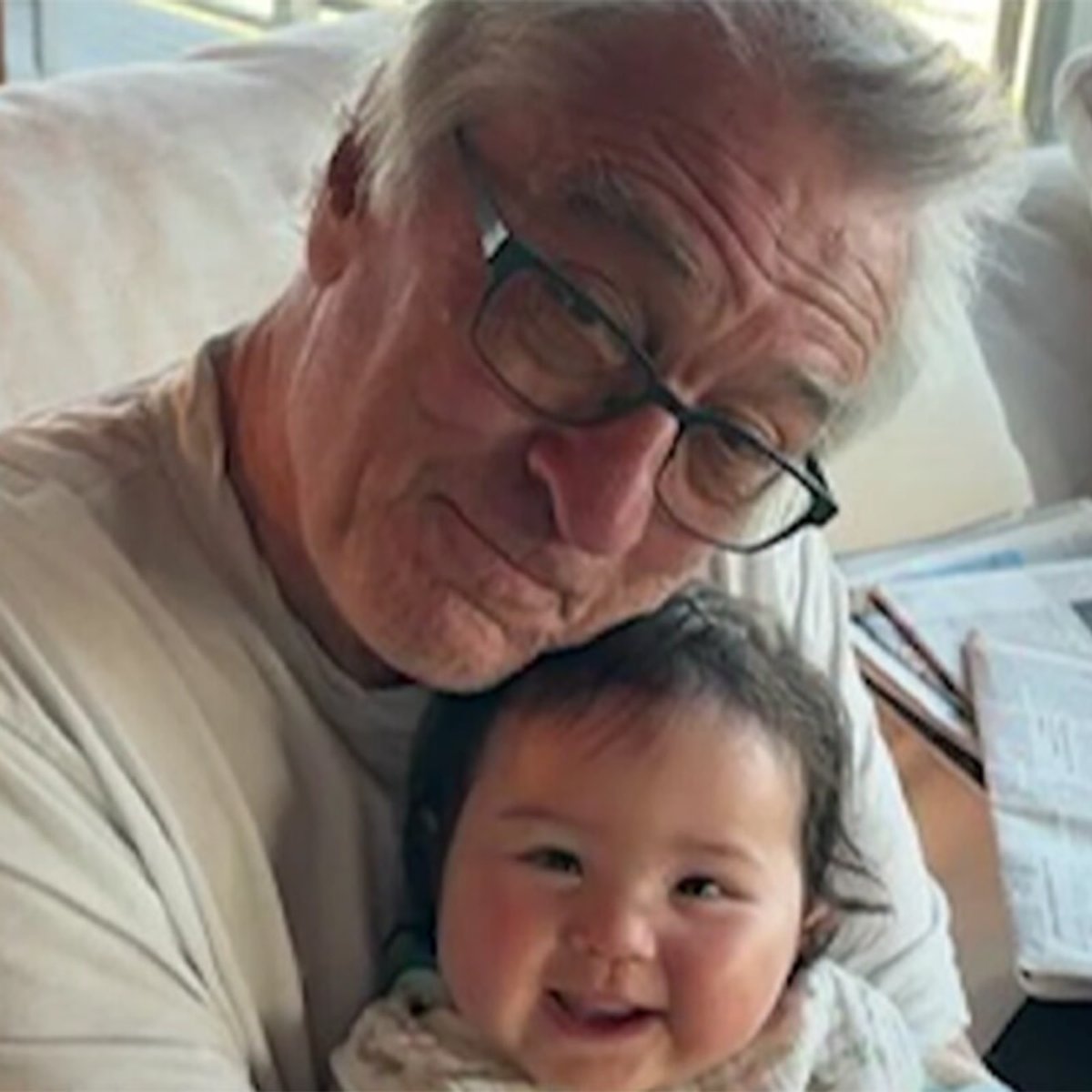 80歳のロバート・デ・ニーロ、生後10ヶ月の娘との写真が話題に。