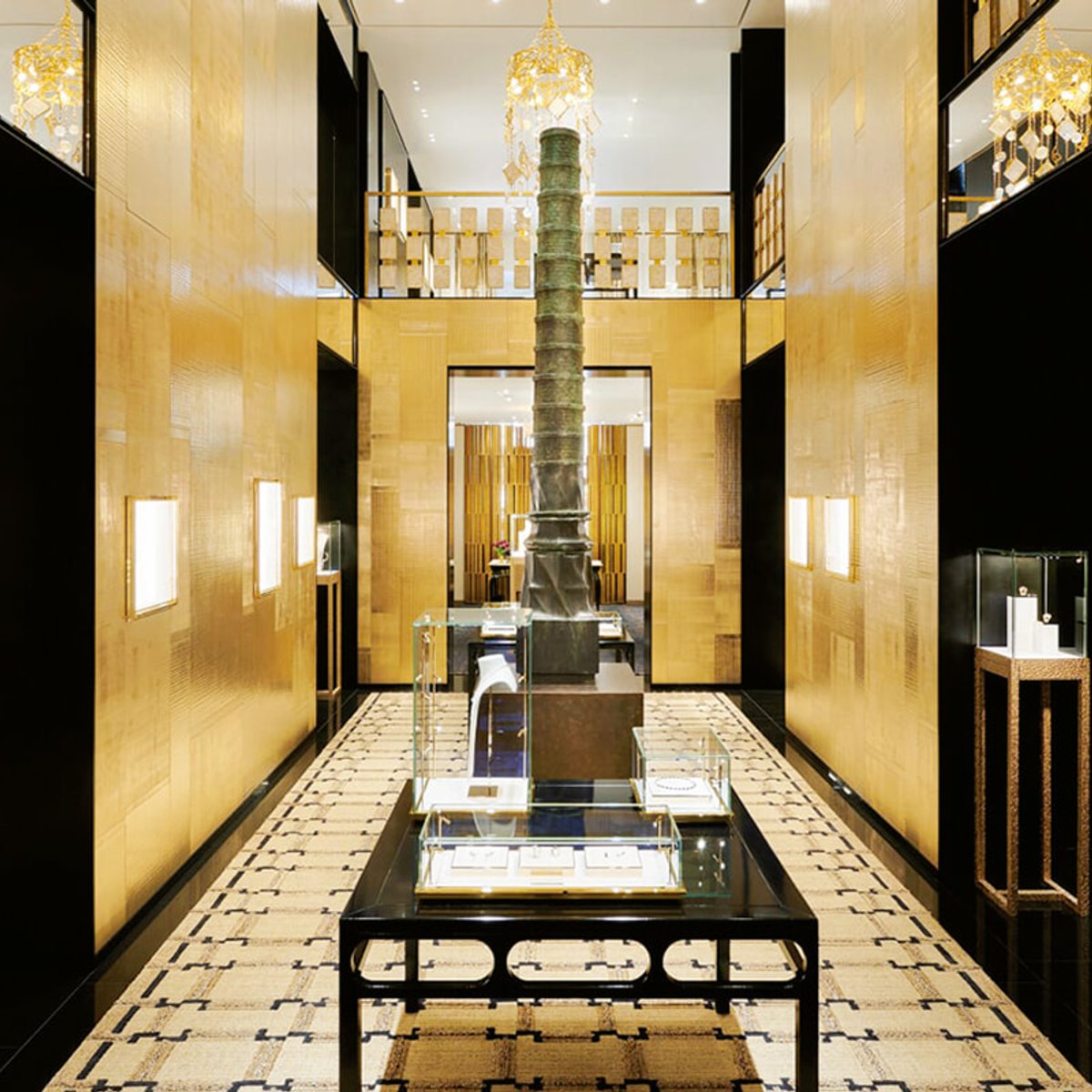 パリ本店ブティックで、マドモアゼル シャネルの人生を辿る。