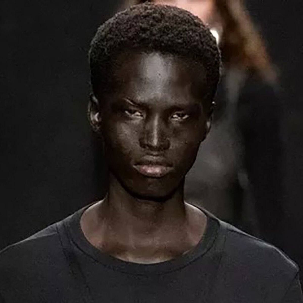 前職は少年兵……異色の経歴を持つ大人気モデルの素顔とは？