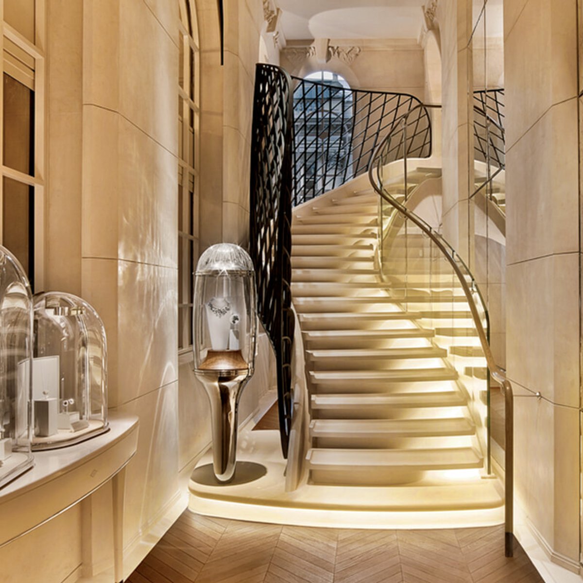 ヘリテージ コレクションやアーカイブピースが展示、美術館のようなヴァン クリーフ&アーペル旗艦店。