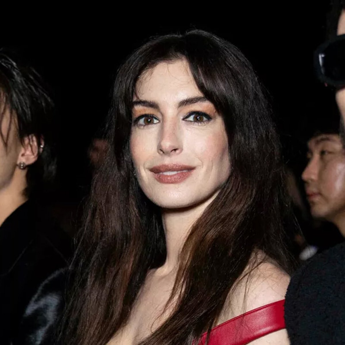 アン・ハサウェイ、ミラノ・ファッションウィークのヴェルサーチェのパーティで「踊り狂う」！