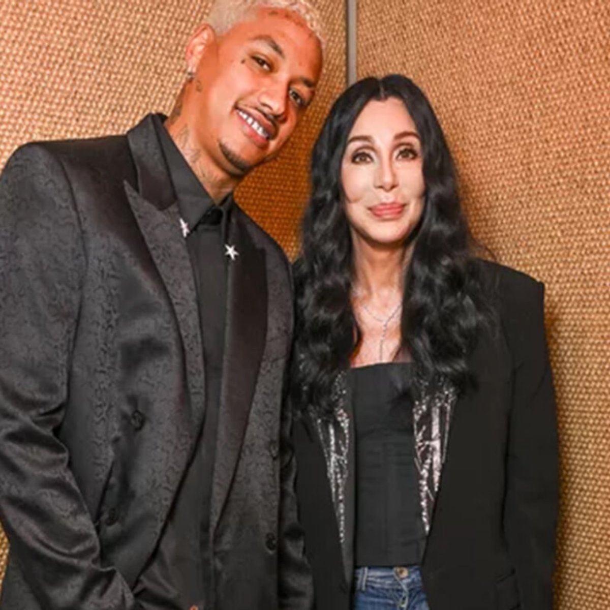 76歳のシェール、40歳年下の恋人とバルマンのファッションショーの最前列に登場！