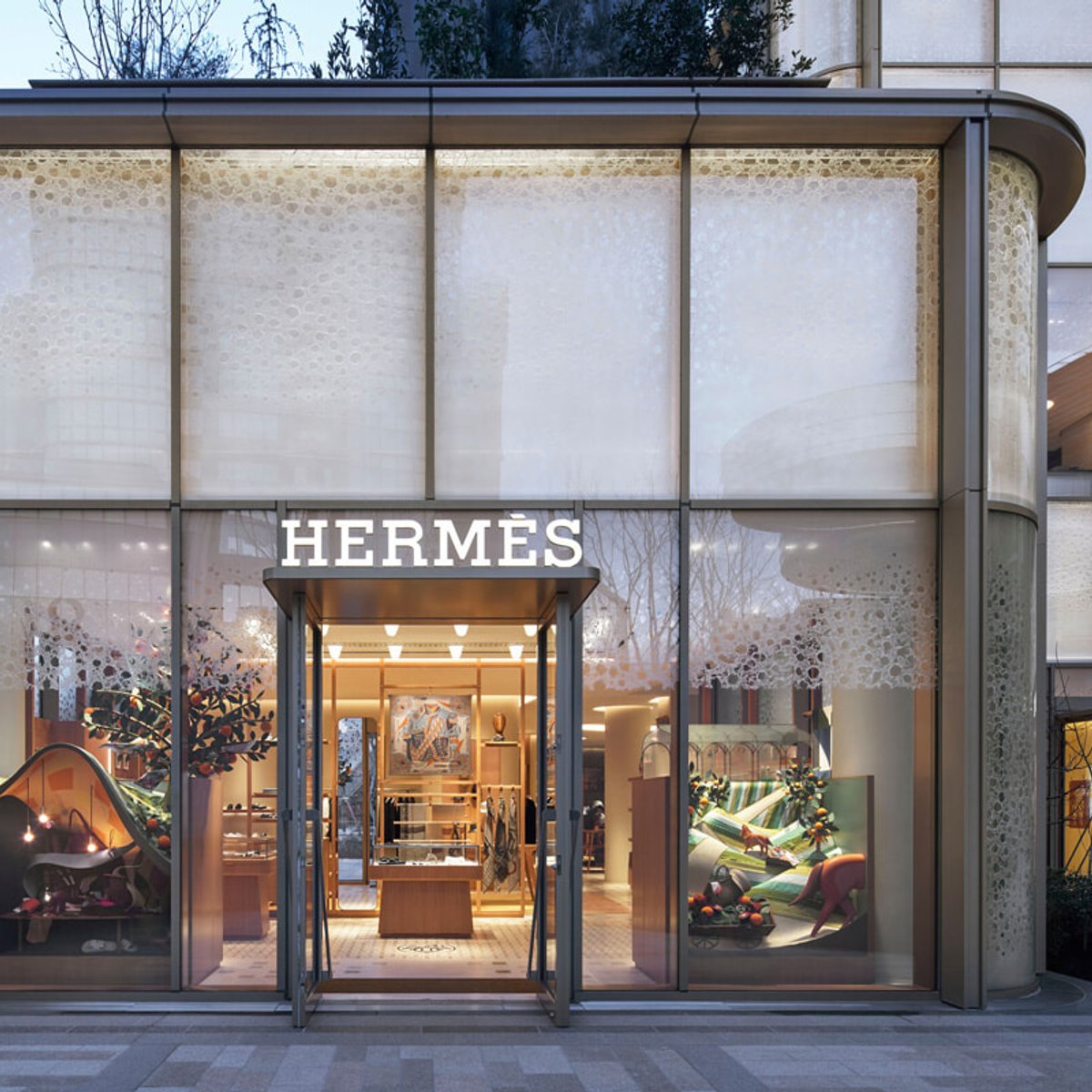 ボンジュール！ 話題の麻布台ヒルズにエルメスが誕生。