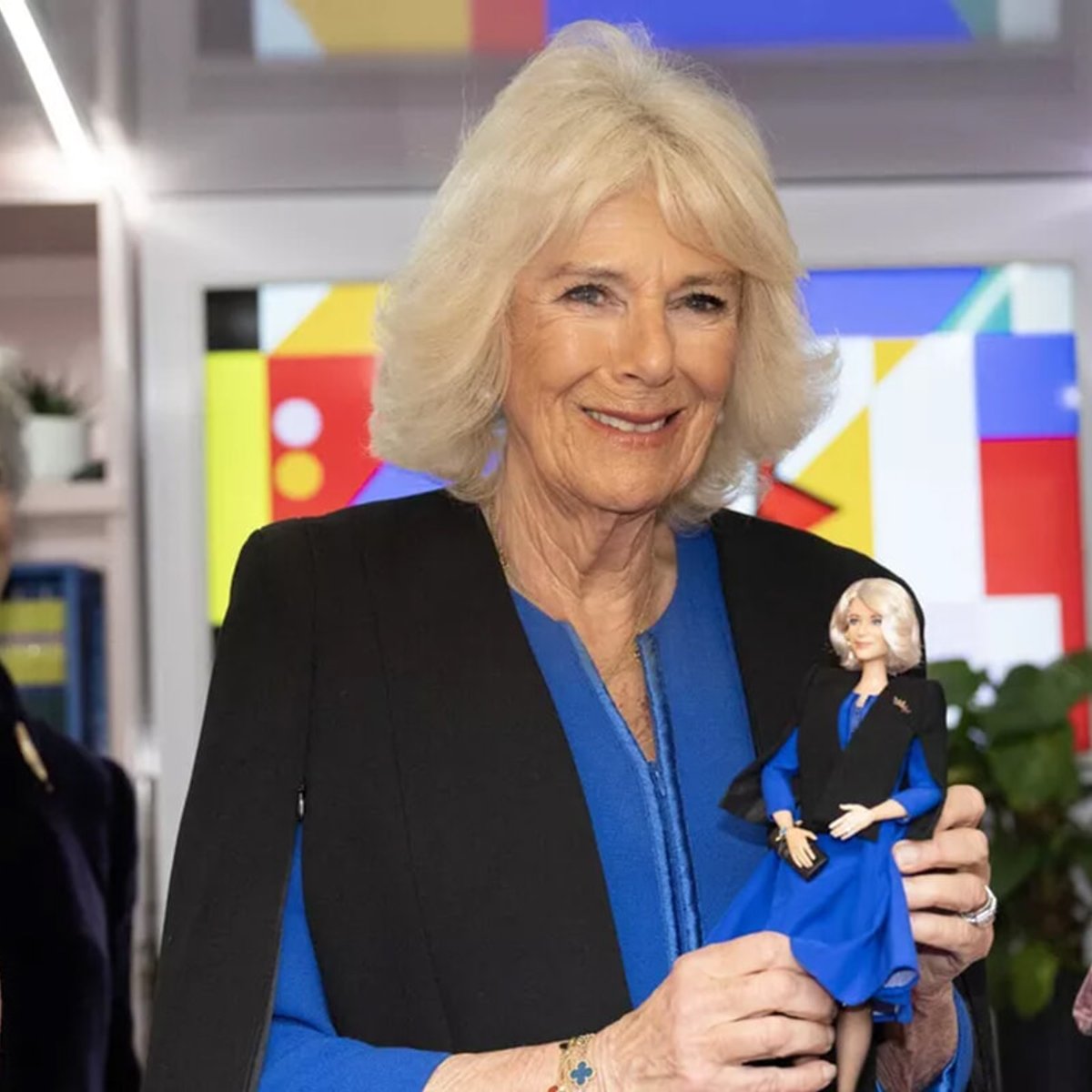 カミラ王妃、自身にそっくりなバービー人形をプレゼントされる。