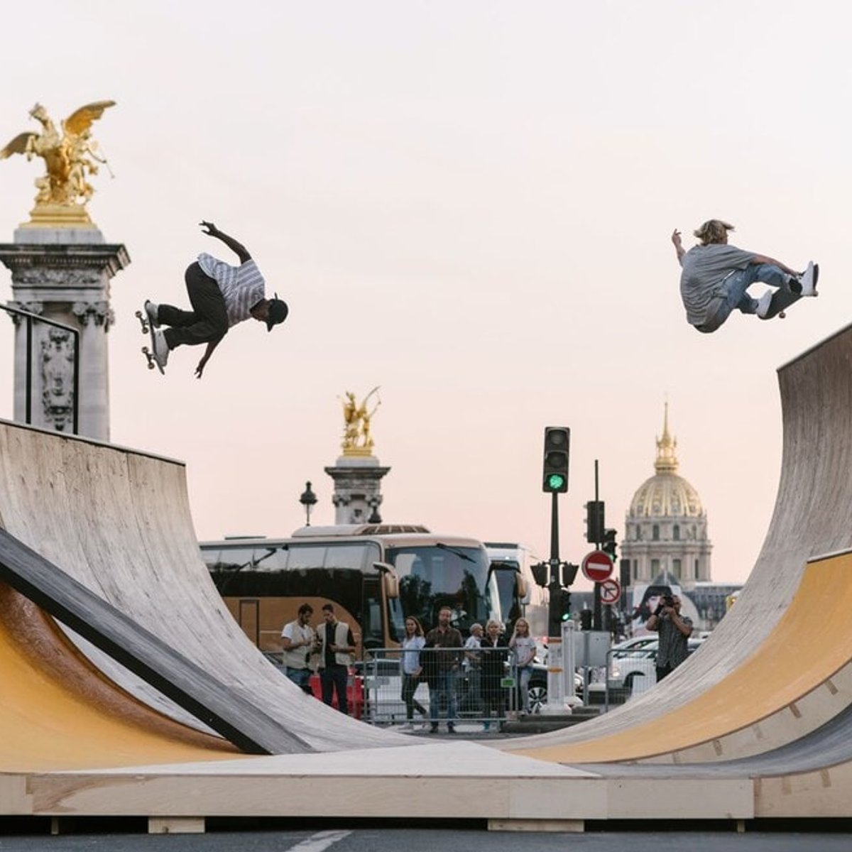 抽象彫刻とスケートボードの「運動」が結びつく、ラファエル・ザルカのアートとは？