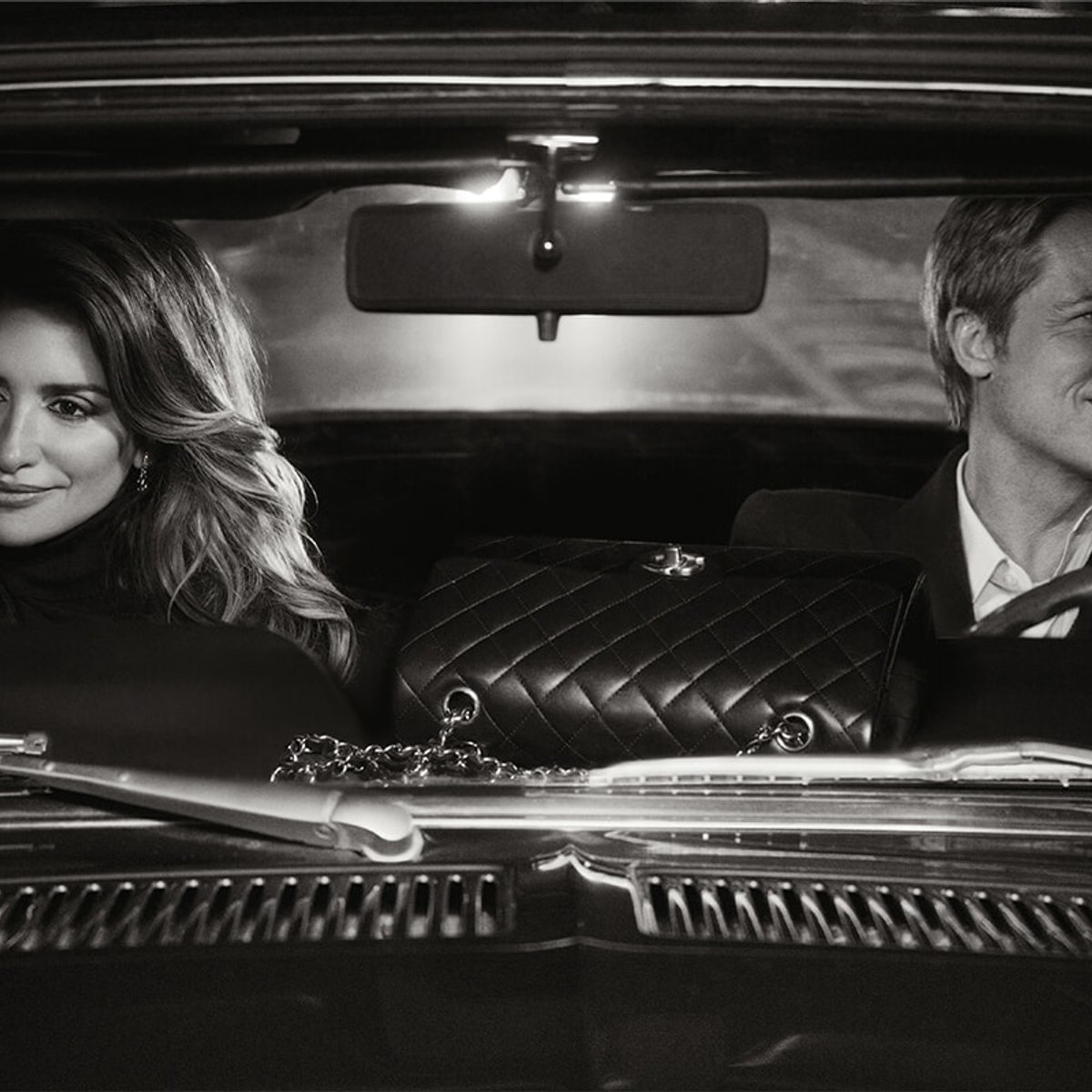 ブラッド・ピットとペネロペ・クルスが熱演！シャネルのアイコンバッグにフォーカスした最新動画が到着。