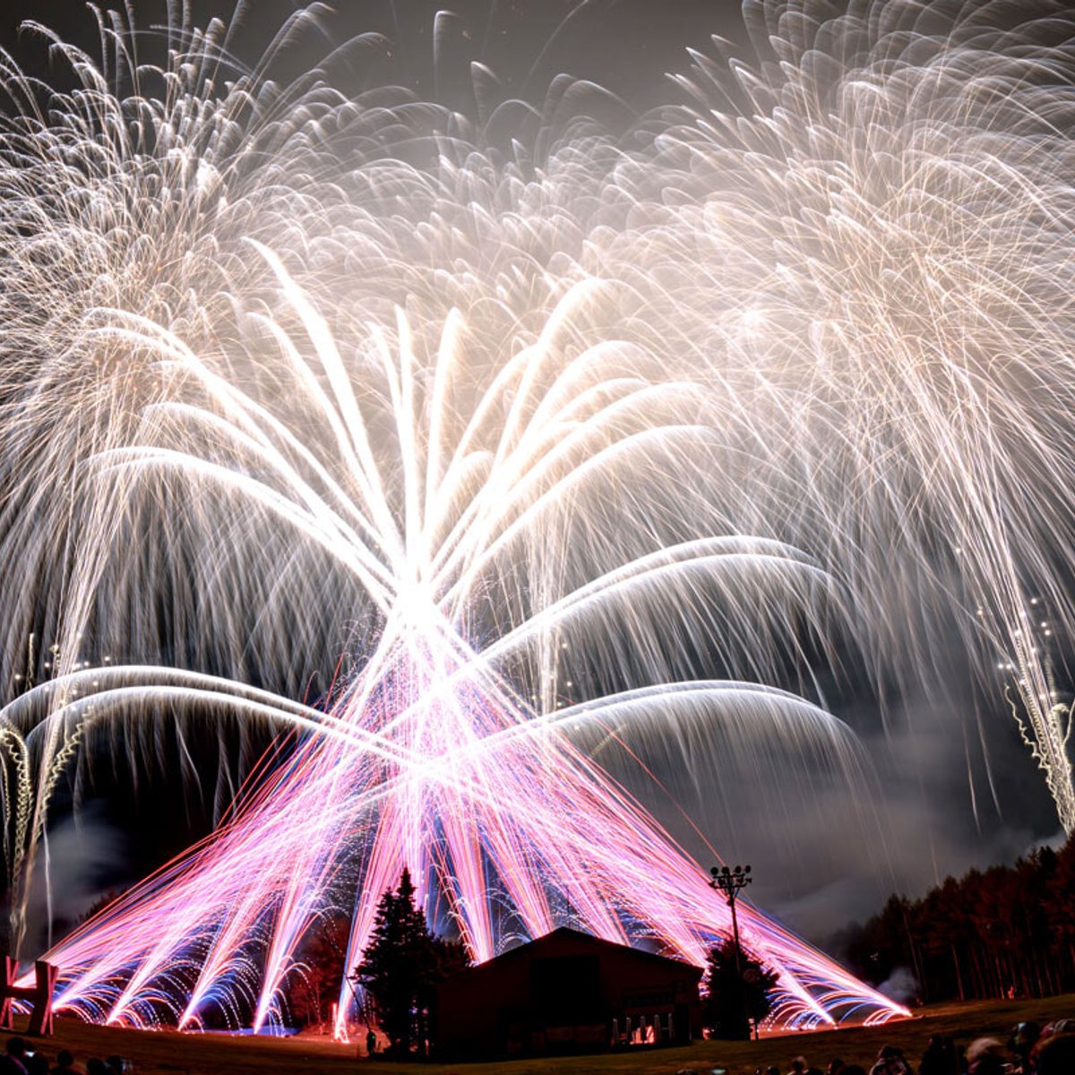 花火師BIG4が集結、富士山での花火イベント！ | madameFIGARO.jp
