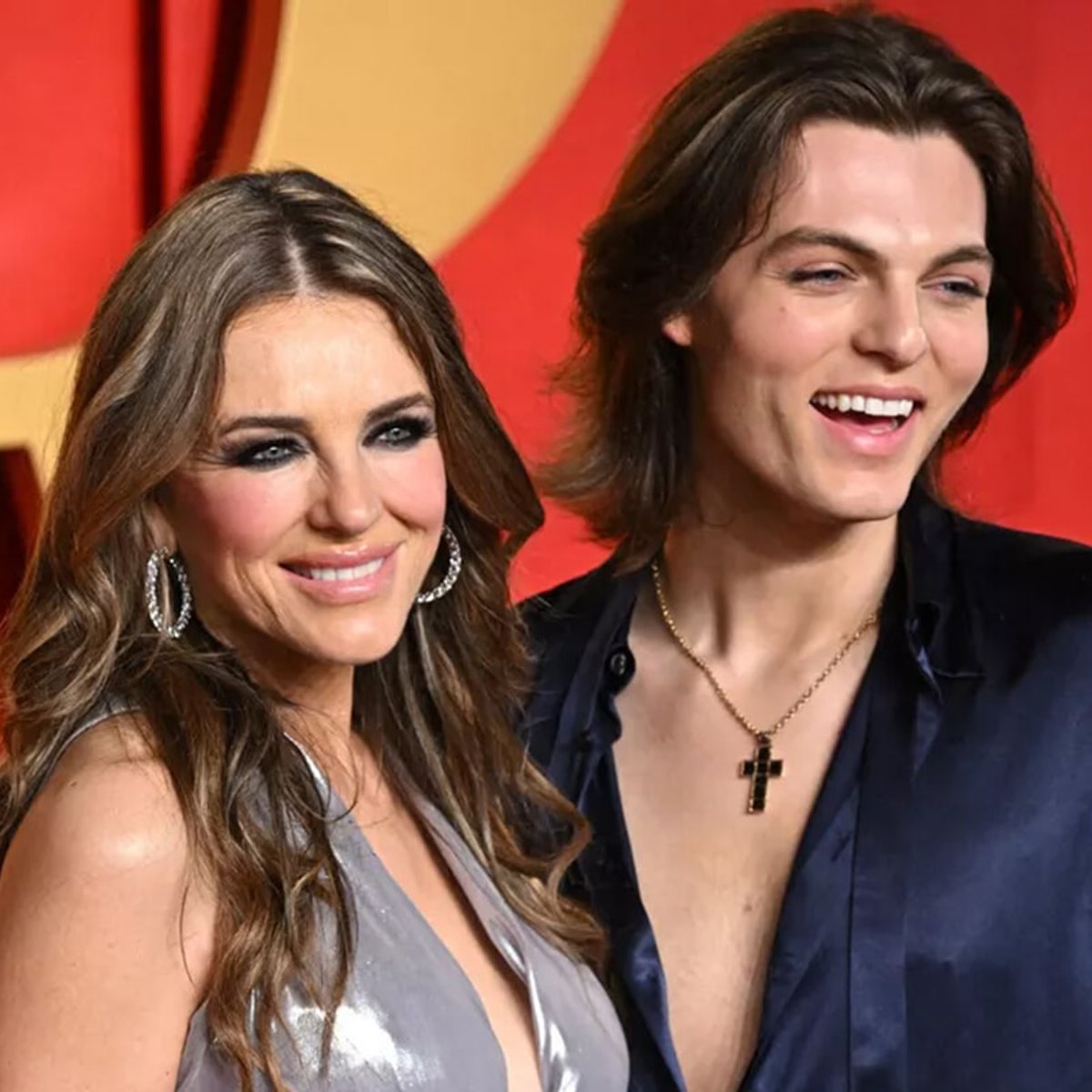 エリザベス・ハーレイ、21歳の息子の監督作でベッドシーンを撮影！？