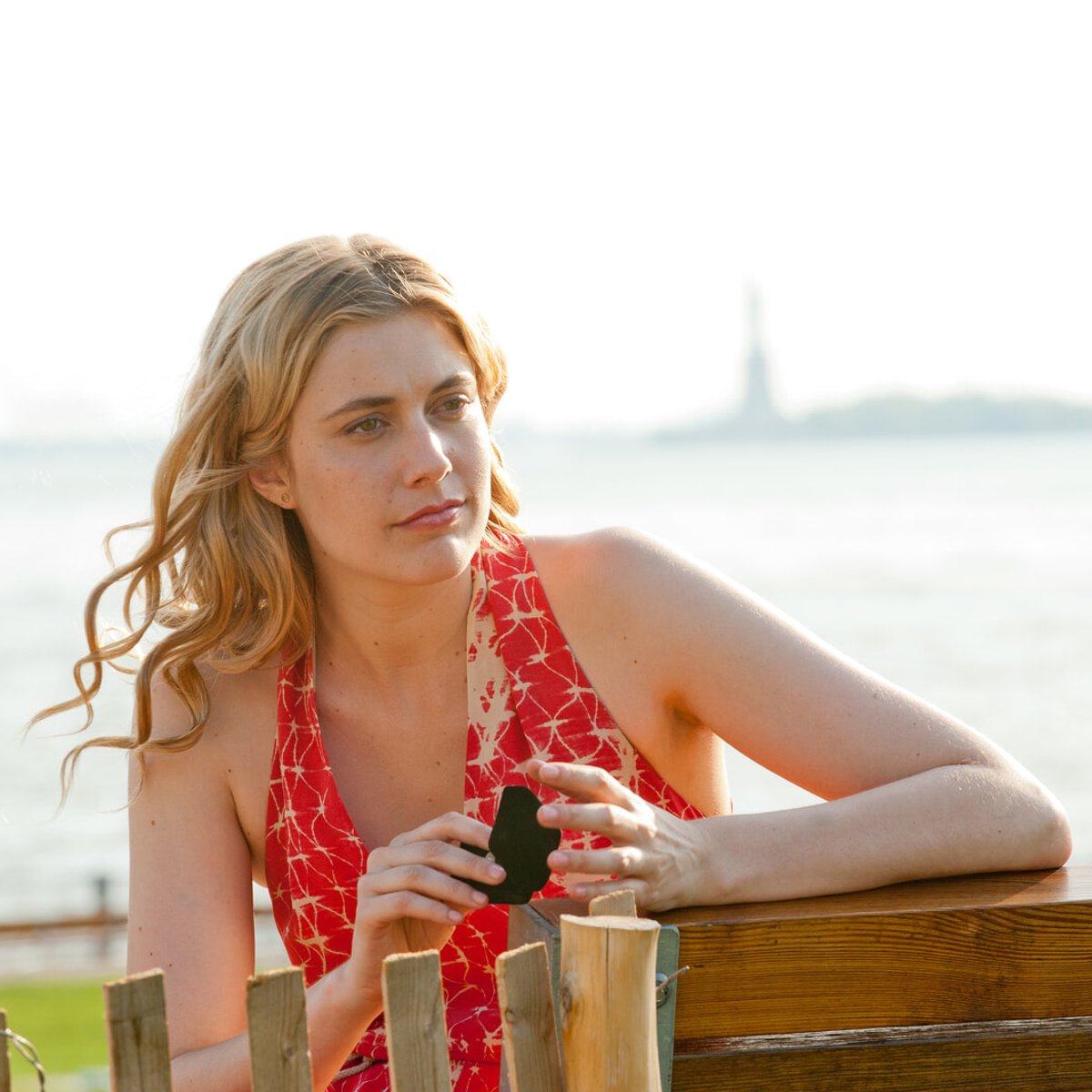 欠点は個性?!  社会規範からの自由を模索するミレニアル世代の代表、グレタ・ガーウィグ。