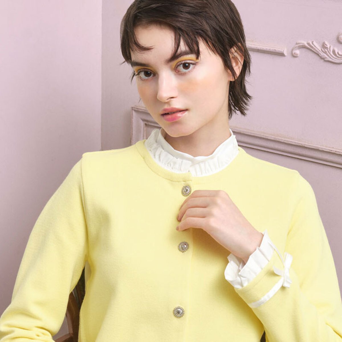 モダンに交差する、韓国ファッションとメイクアップ。