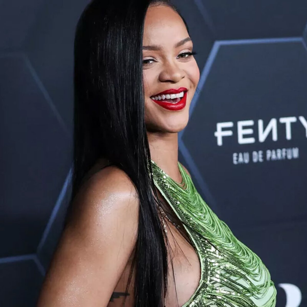 産後のリアーナ、胸の整形手術を受ける可能性について語る。