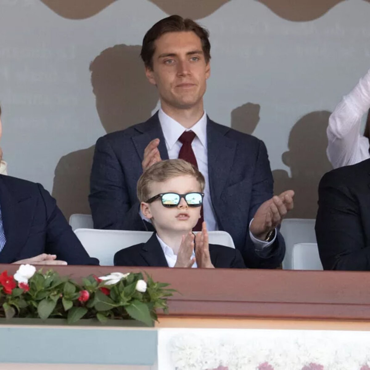 モナコのジャック公子9歳、パパとお揃いのブレザー姿が凛々しすぎると話題に！
