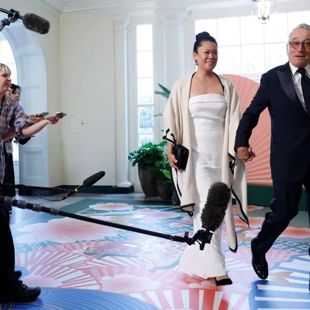 80歳のデ・ニーロと35歳年下のパートナー、手を繋いで大統領の晩餐会に！