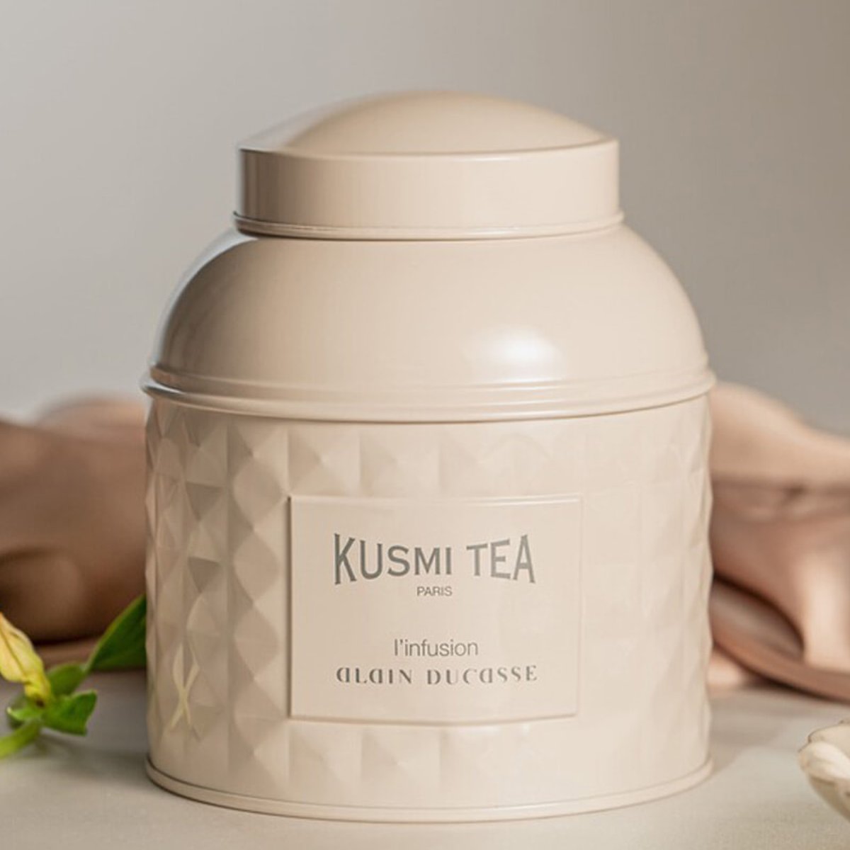 KUSMI TEA クスミティー　テ　ブラン　アラン　デュカス テ ブラン アラン デュカス 120g缶｜【公式】チョコレート専門店ル