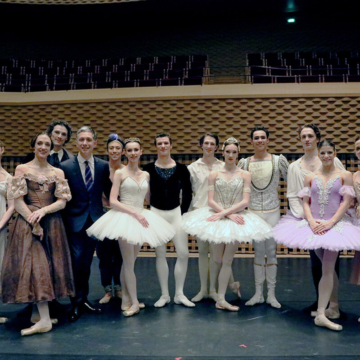 フランス国内、海外のダンサーを集め、パリで開催される意欲的なガラ。