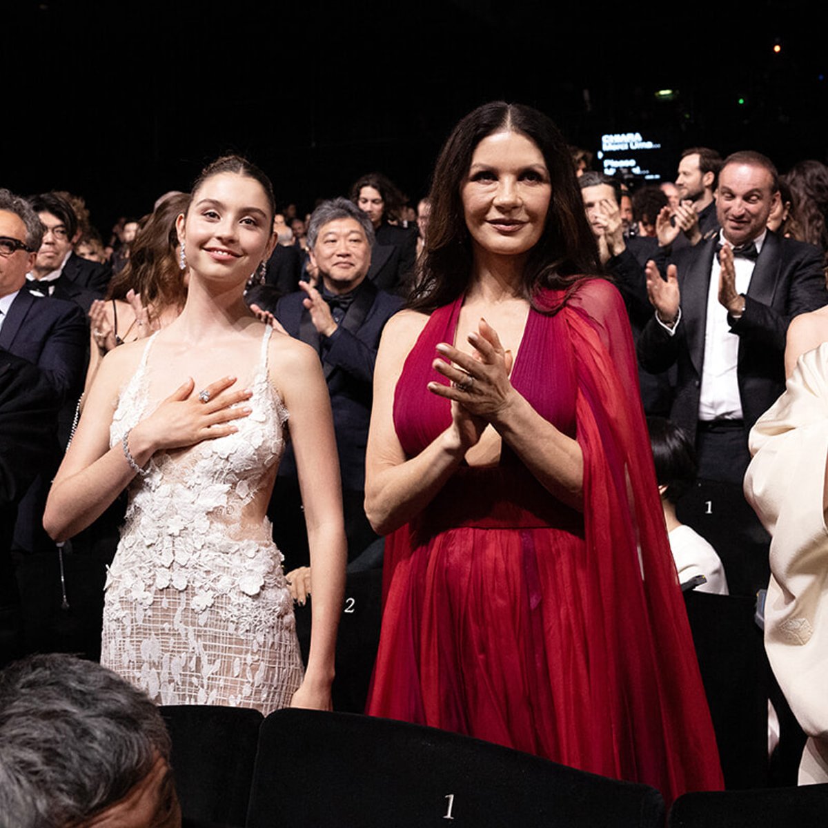 キャサリン・ゼタ＝ジョーンズの娘、母が1999年に纏ったドレスを着て21歳の誕生日を祝う！