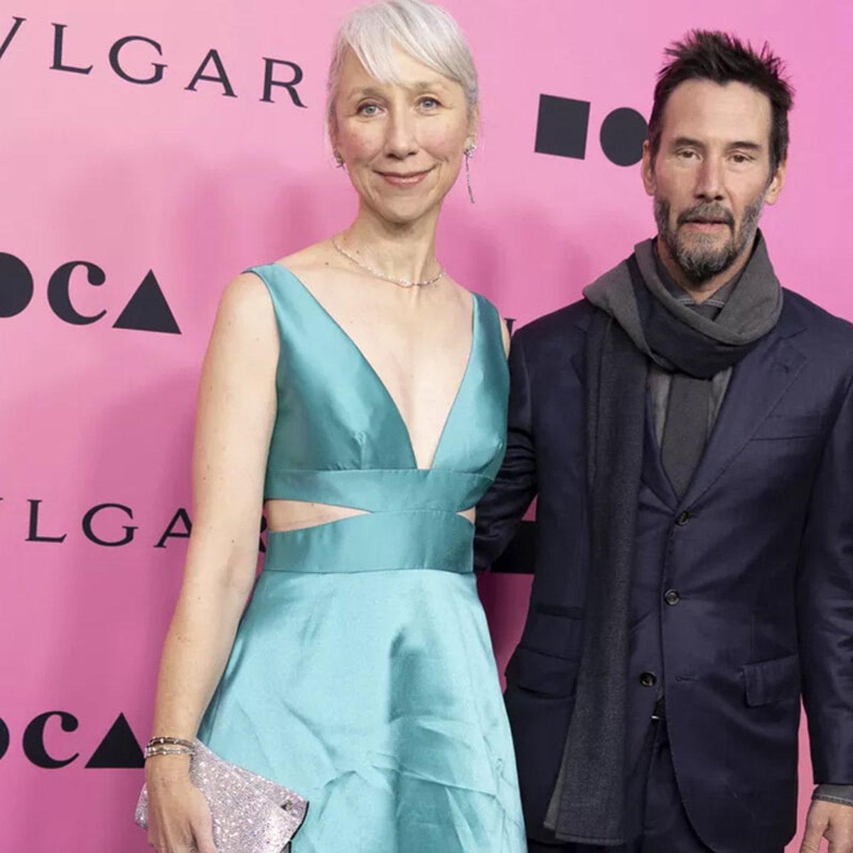 キアヌ・リーブス、レッドカーペットでパートナーとキス！