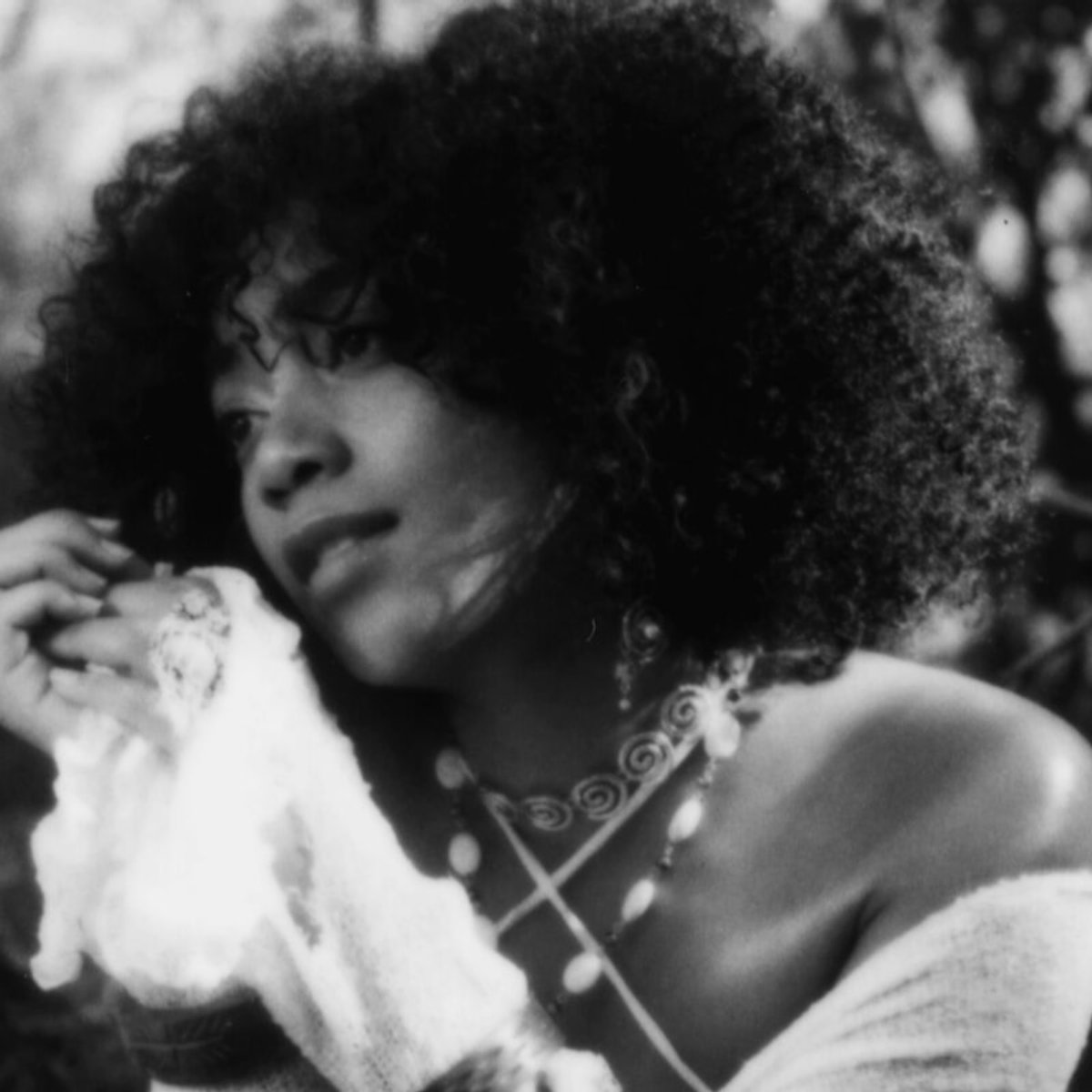 BTSのVや星野源とのコラボも話題！ シンガーソングライターのウミとは？