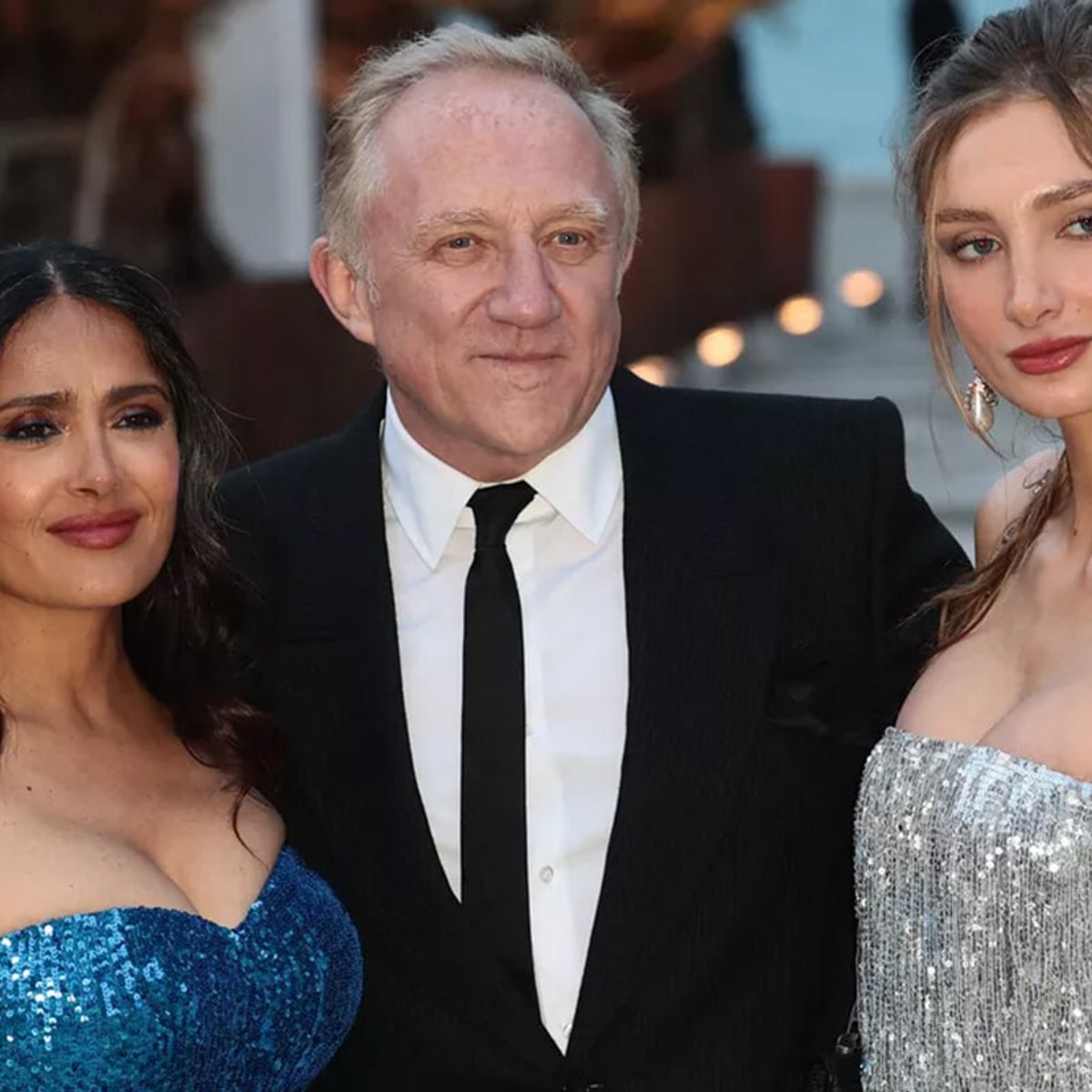 サルマ・ハエック、義理の娘とお揃いのストラップレスドレスで登場。