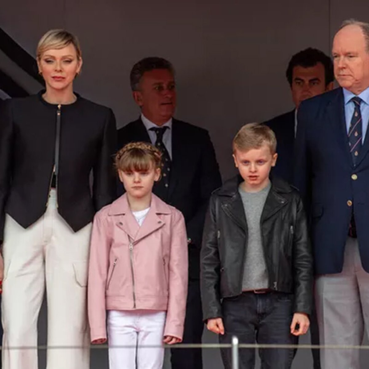 モナコのふたごの公子、レザーを纏ってレース会場に登場！