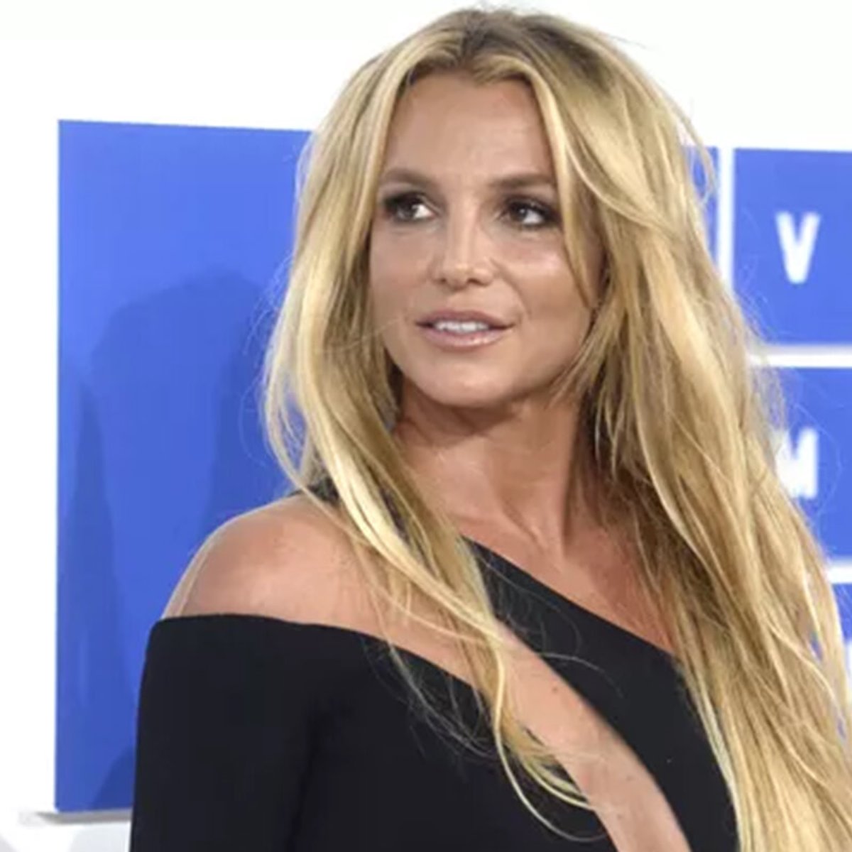 離婚成立のブリトニー・スピアーズ、ホテル前にブランケットだけを纏った姿で発見される。