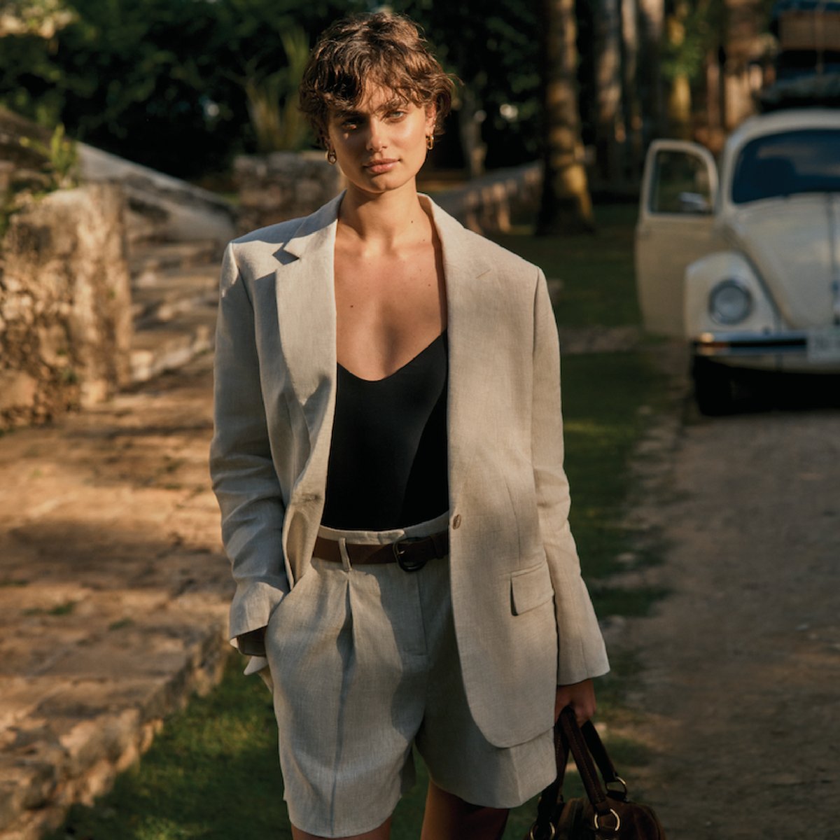 バナナ・リパブリック、夏のグローバルキャンペーンにテイラー・ヒルが登場！