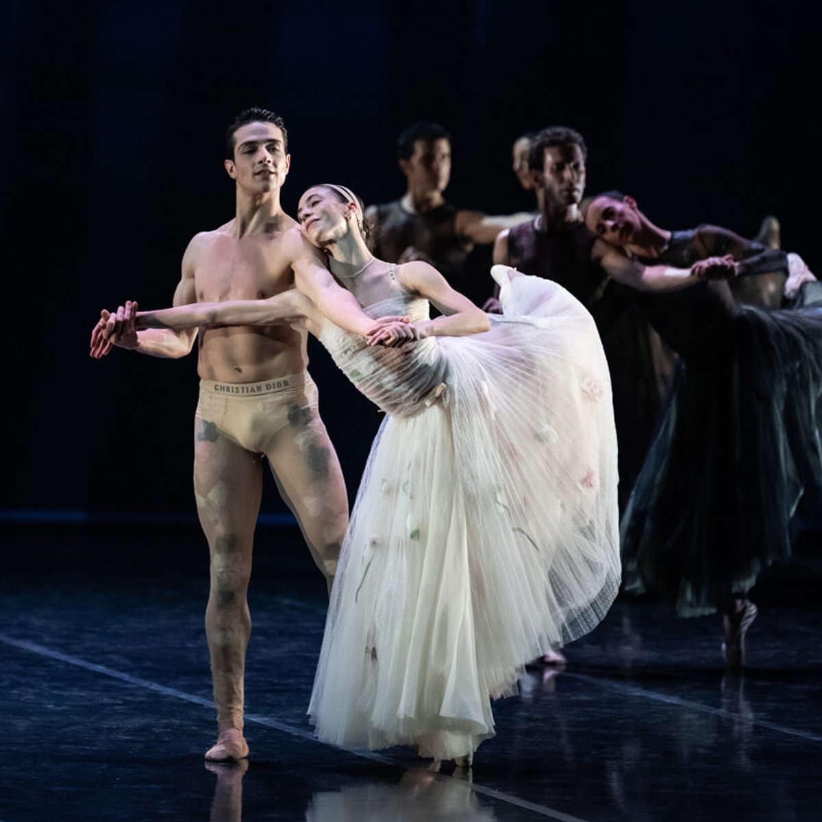 ディオールとダンス、より美しくより強く結びつく。