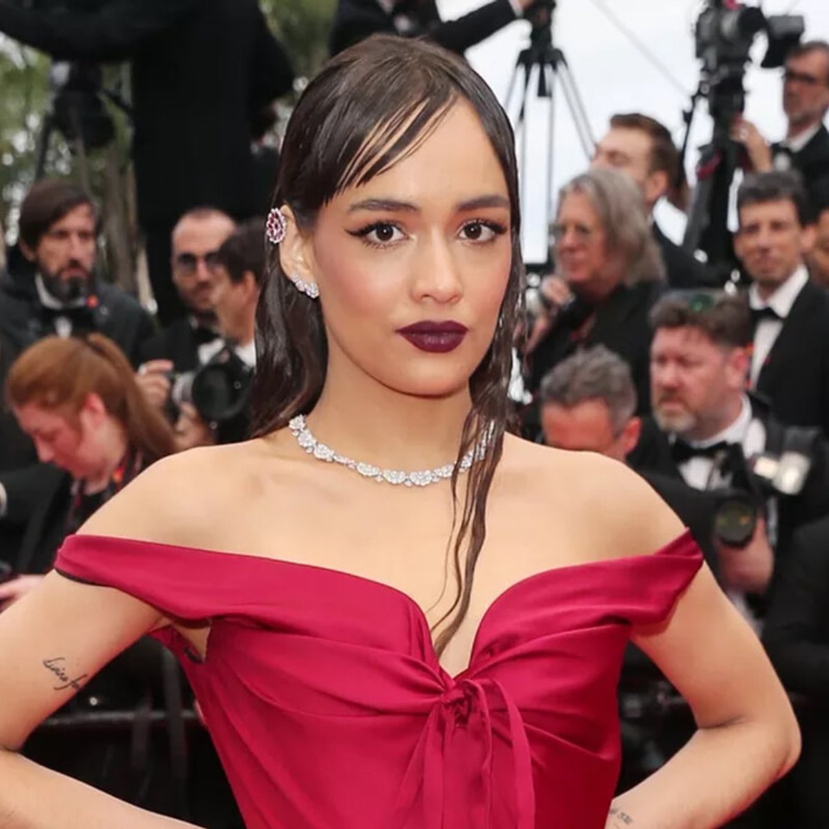 リュック・ベッソンの娘、赤いコルセットドレスでカンヌ初登場！