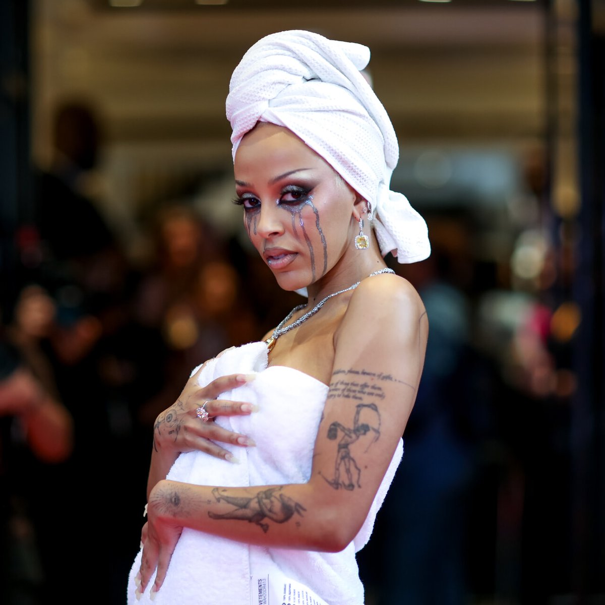 ドージャ・キャットの「巻いただけ」限界コーデとは！？