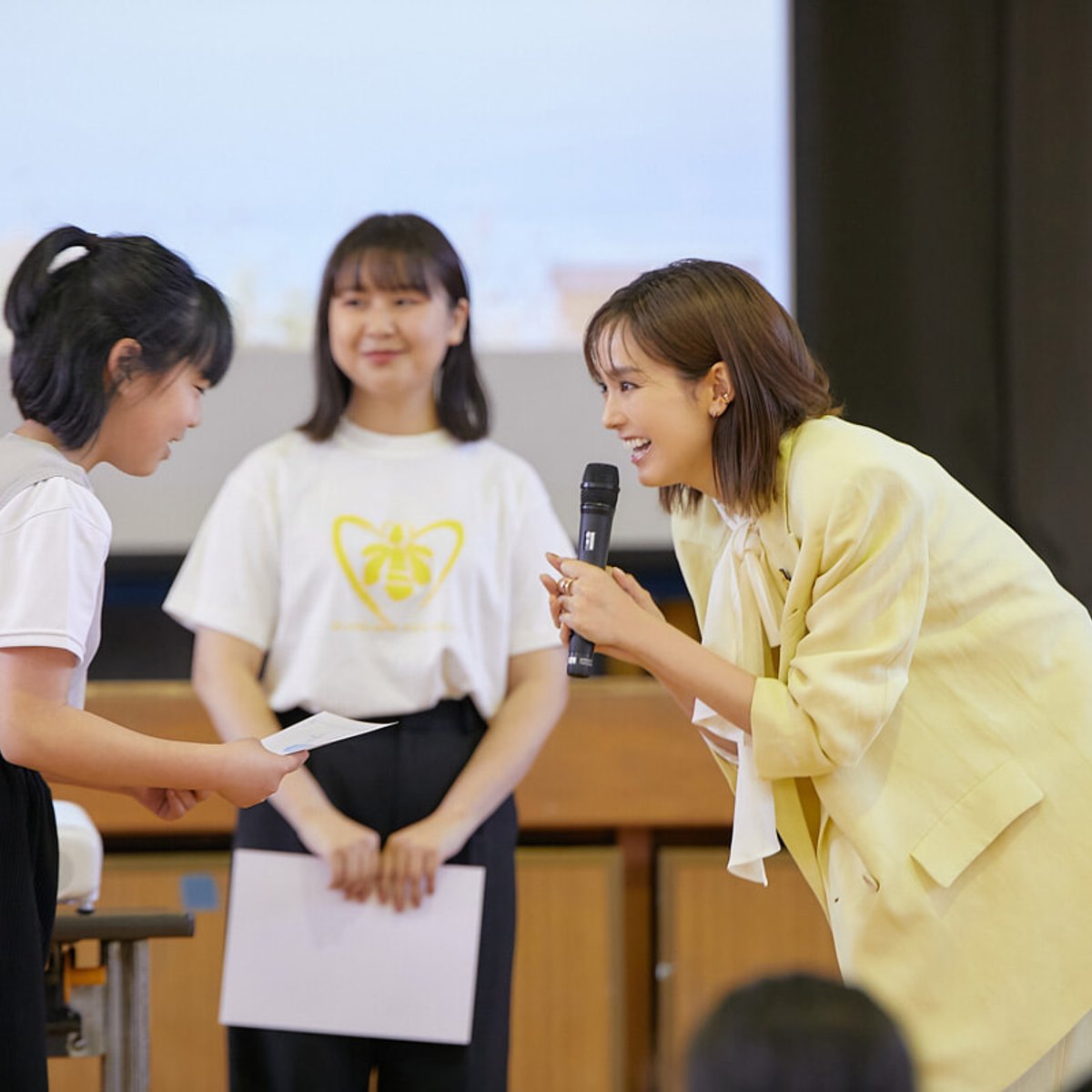 桐谷美玲と子どもたちと、ミツバチを学ぶ「ビースクール」開催。