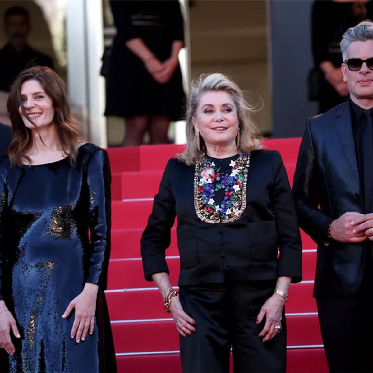 【毎日更新】エレガントなシャルロット・カシラギ、ドヌーヴ母娘が強い感動を呼び起こした、カンヌ8日目の大階段