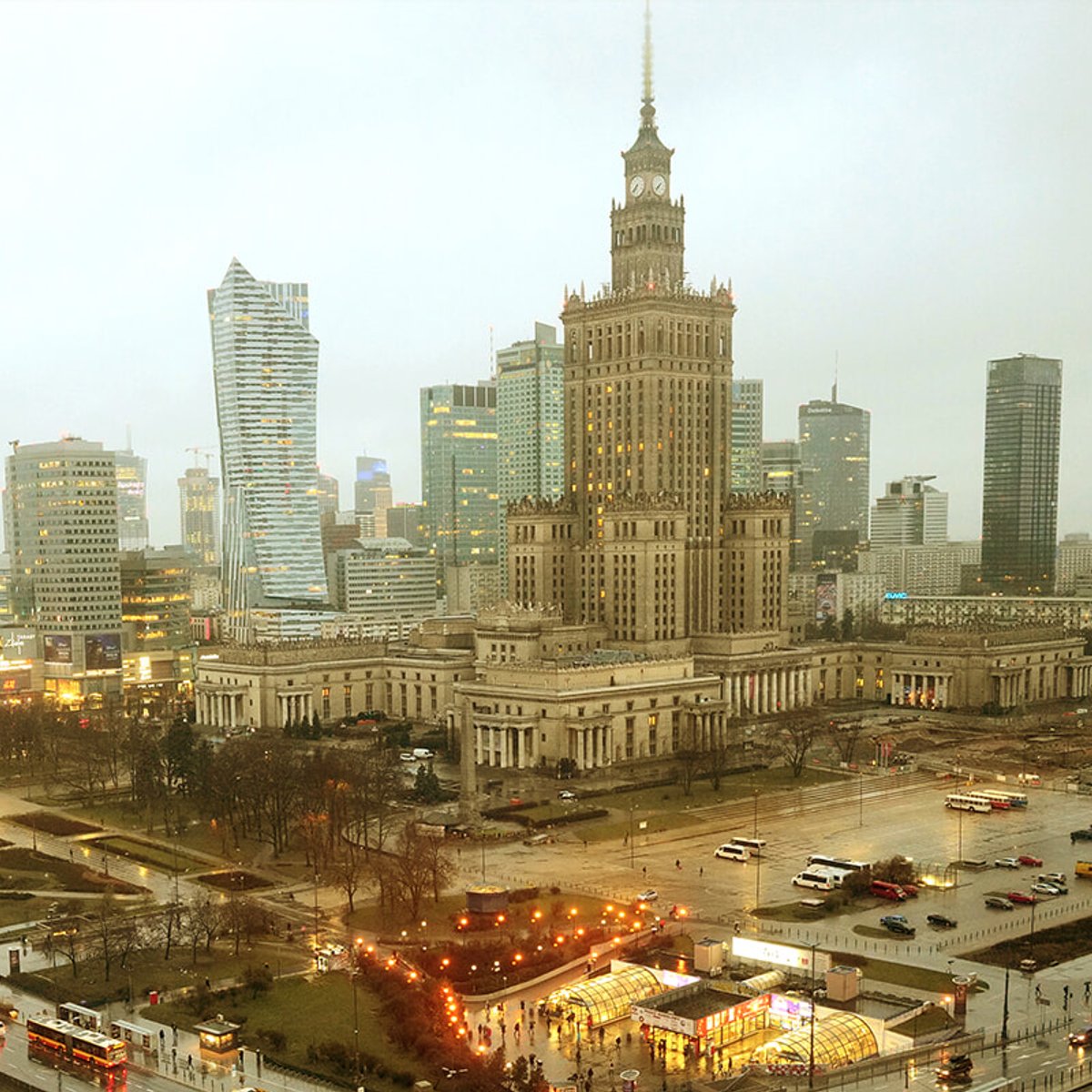 ワルシャワにて、ホテルの窓から中央駅を眺めながら思うこと。