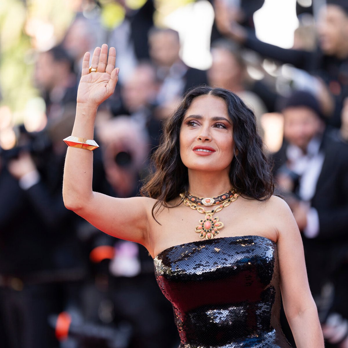 サルマ・ハエック、25年前と同じポーズの水着姿が「変わらない」と話題に！