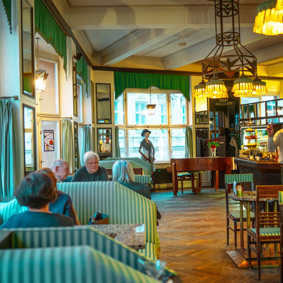 映画『ひなぎく』のマリエ姉妹に見る、チェコの街。