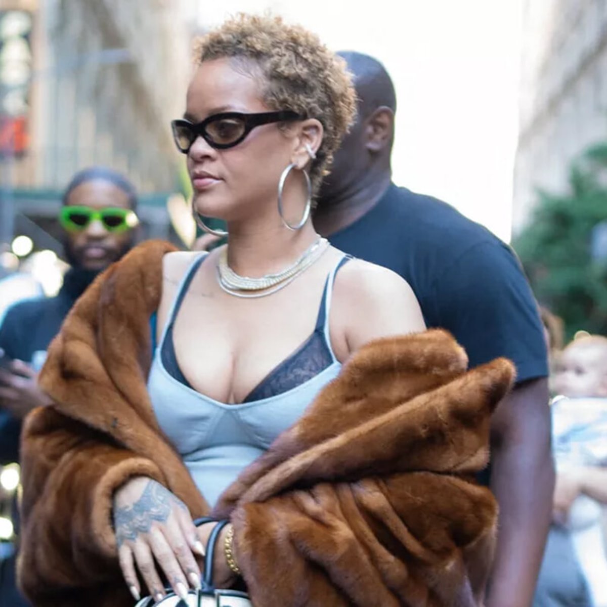 リアーナ、これまでにないほどのベリーショートヘアで登場。