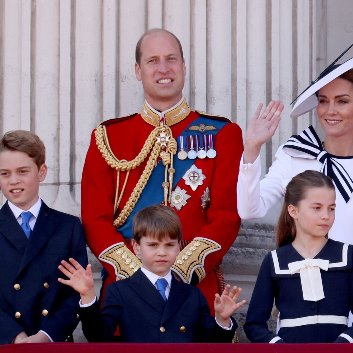 バッキンガム宮殿のバルコニーに現れた可愛すぎるルイ王子、またもSNSを騒がす！