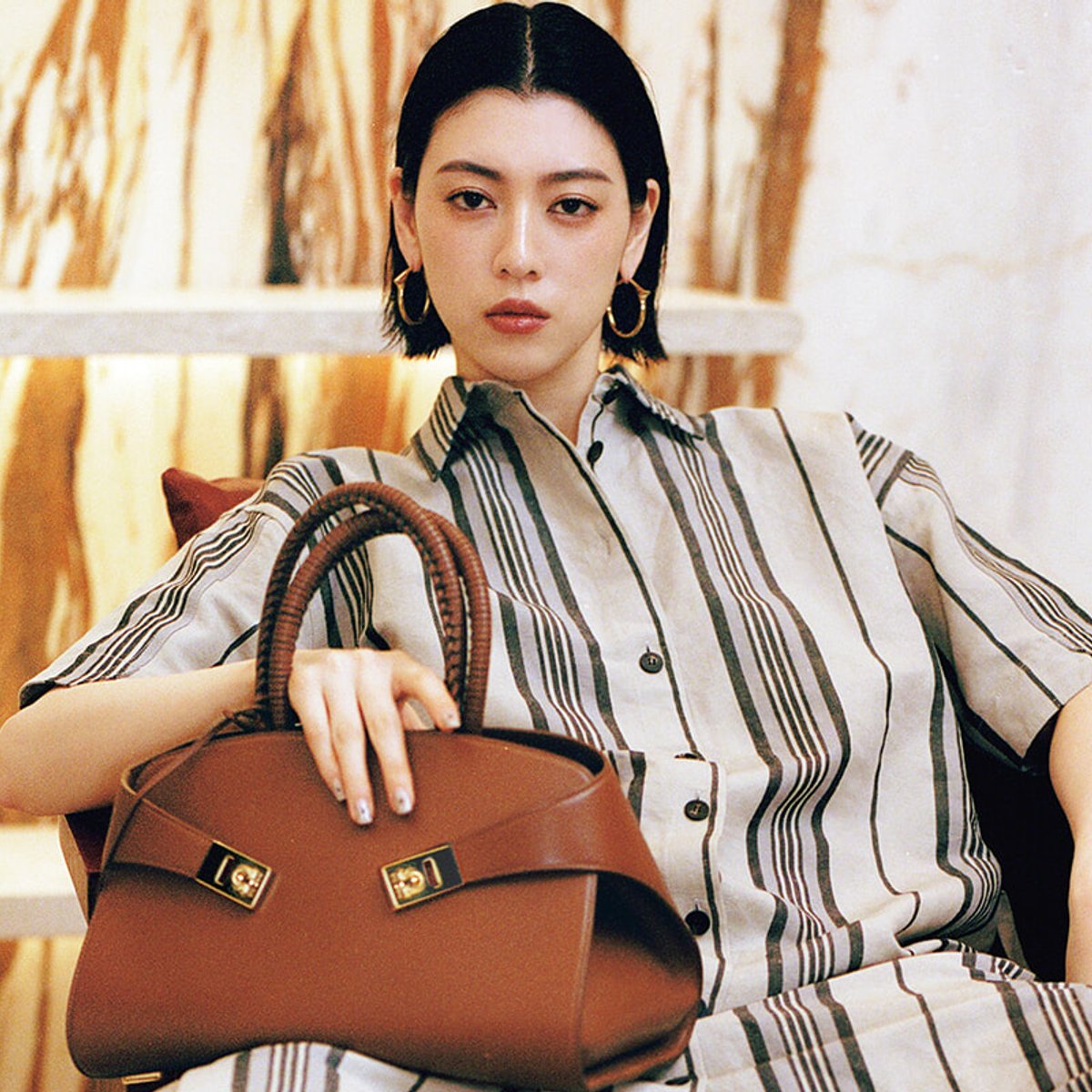 三吉彩花、生まれ変わったフェラガモ旗艦店へ。