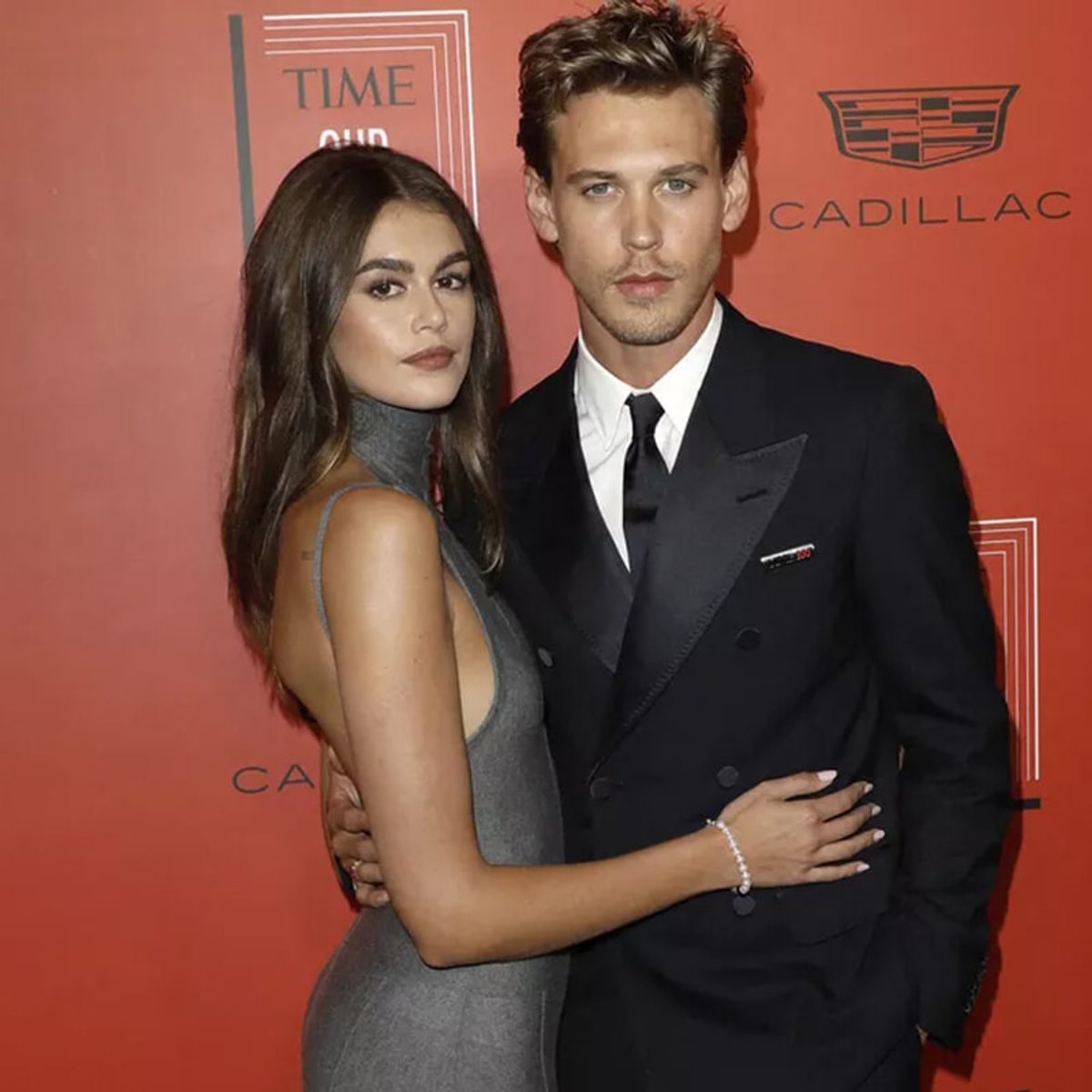 オースティン・バトラー、恋人カイア・ガーバーと人混みでキス！