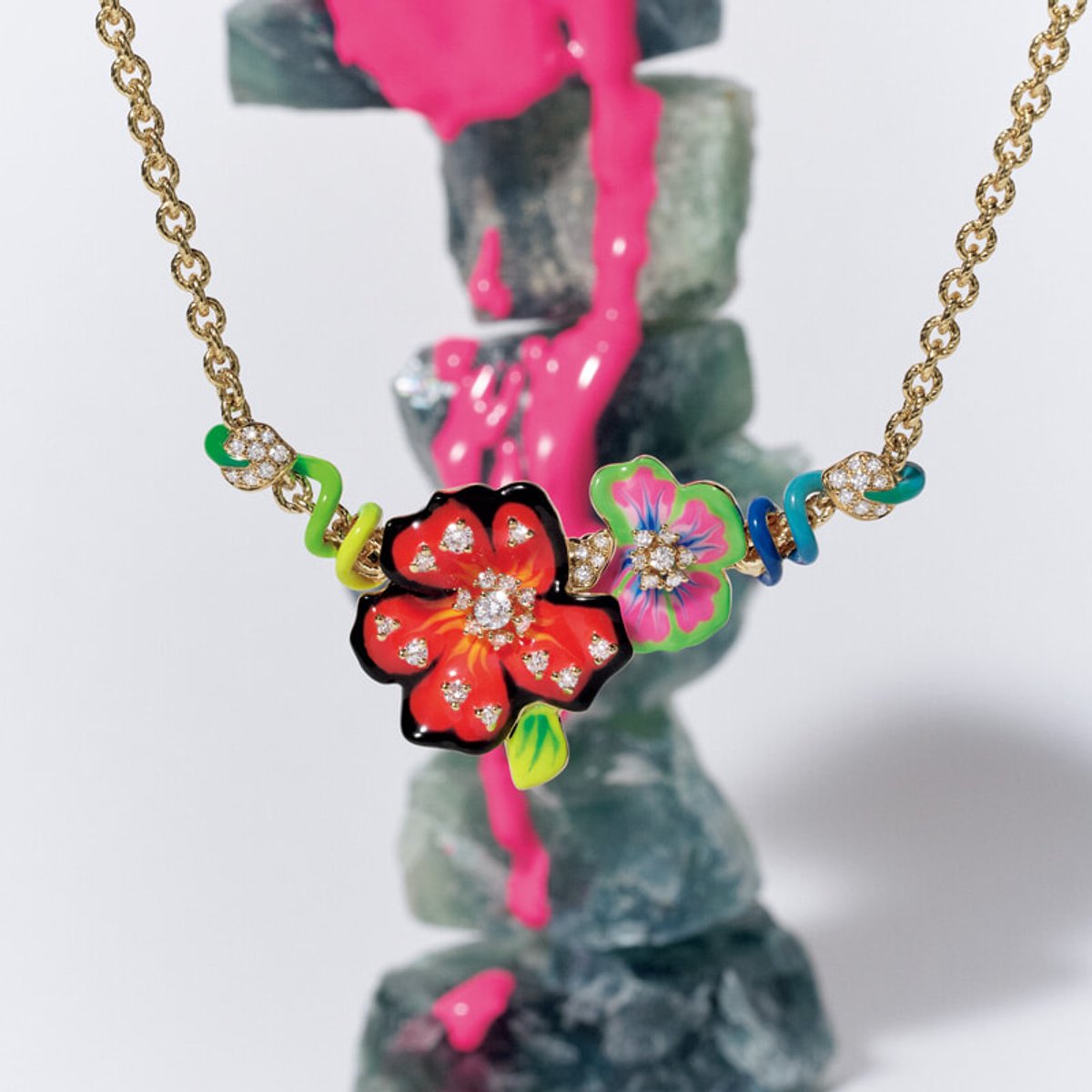鮮やかな花が咲く、ディオールのジュエリー「ミリー カーニヴォラ」